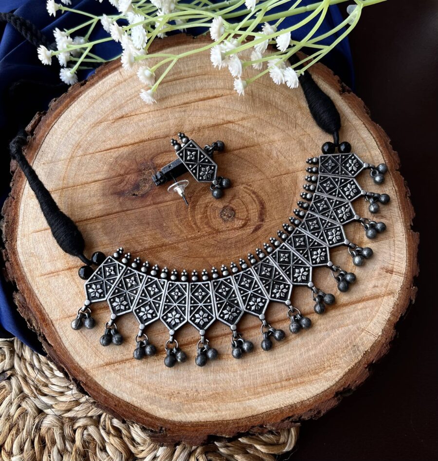 Dhwani Choker